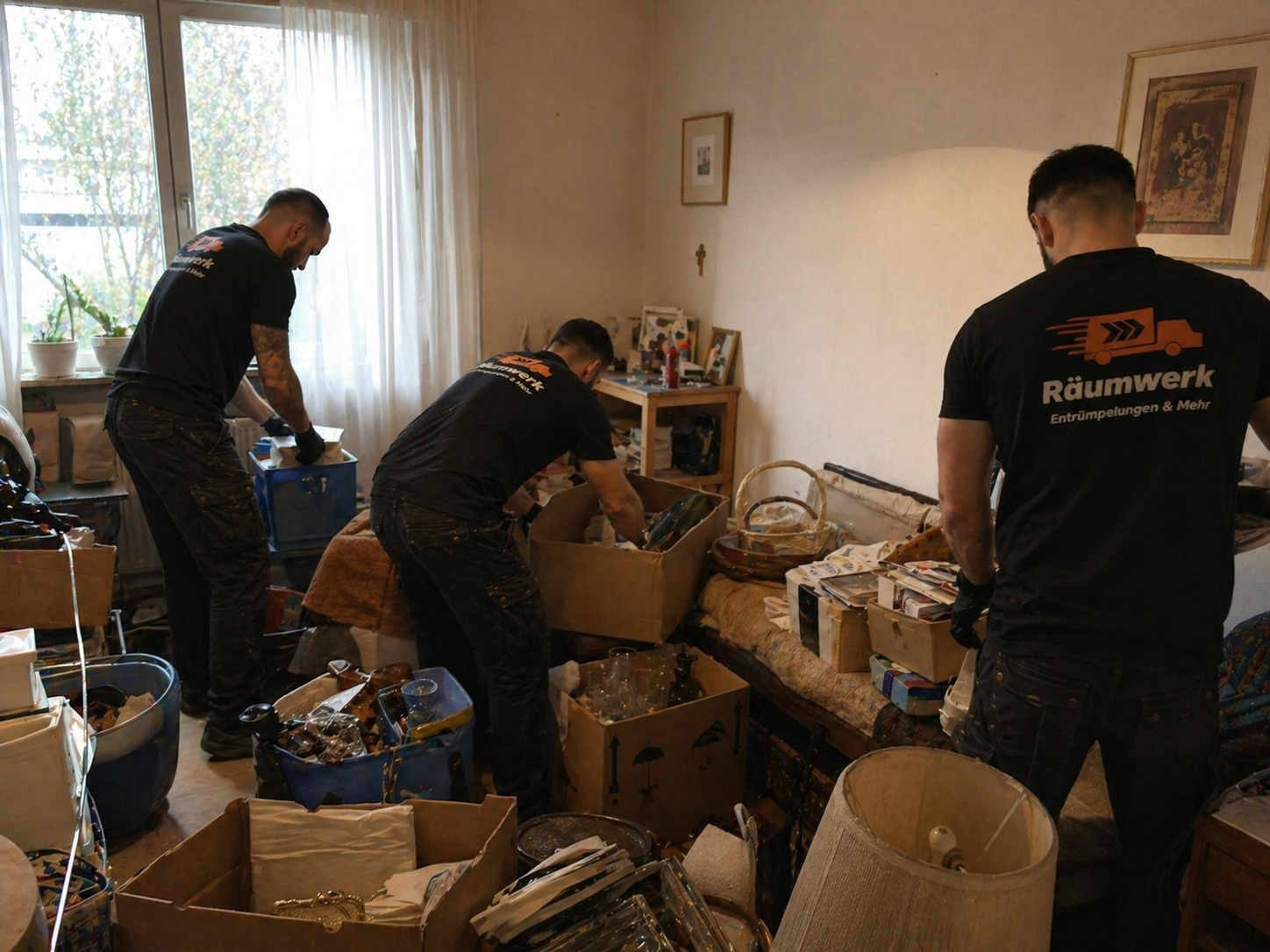 Räumwerk-Team sortiert behutsam Hausrat und Sammlerstücke bei einer Nachlassauflösung